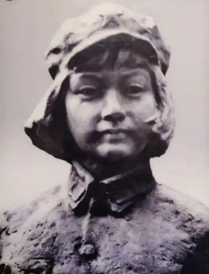 43岁的朱德与妻子吃饭时，突然10名敌军端着枪踹门而入：“抓住朱德！”妻子见状，