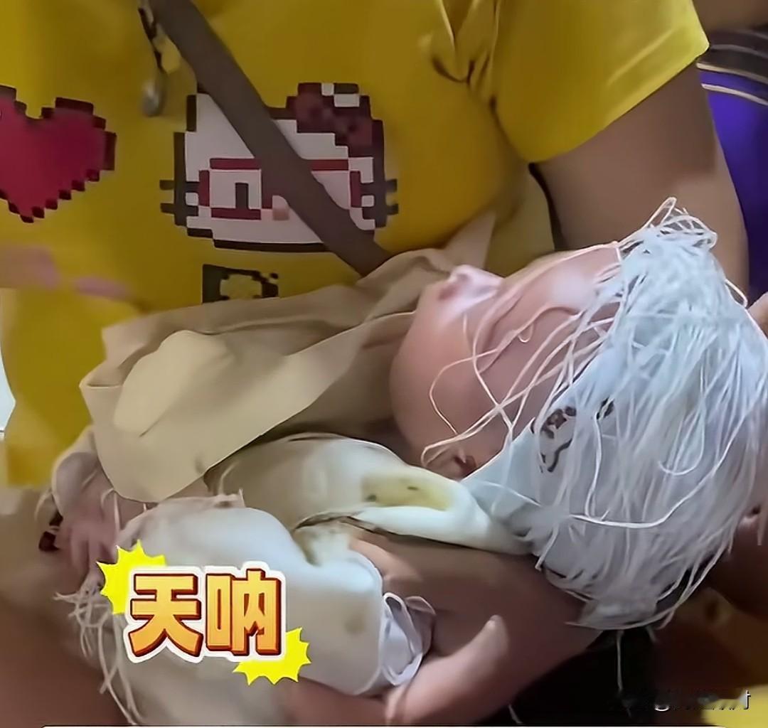 刚出生的小婴儿就被穿上了孝服，这是怎么回事儿啊？这是我今年看到最悲伤最震惊的事