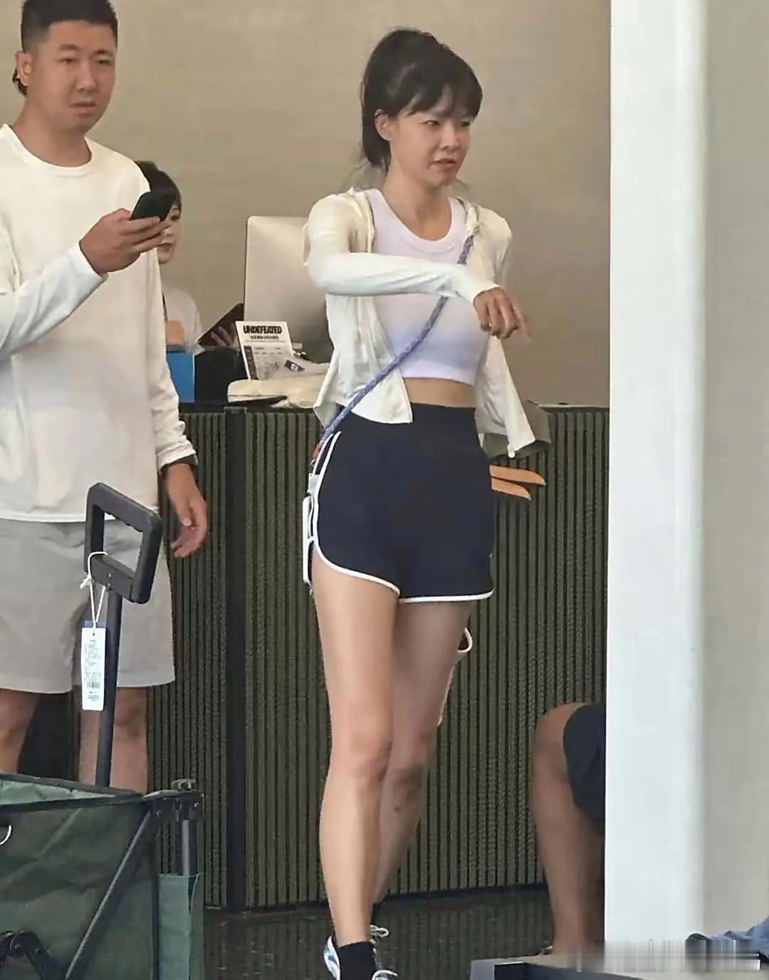 46岁李艾和老公在河北度假，露腰露腿大秀身材，张徐宁脸色好憔悴​​​
