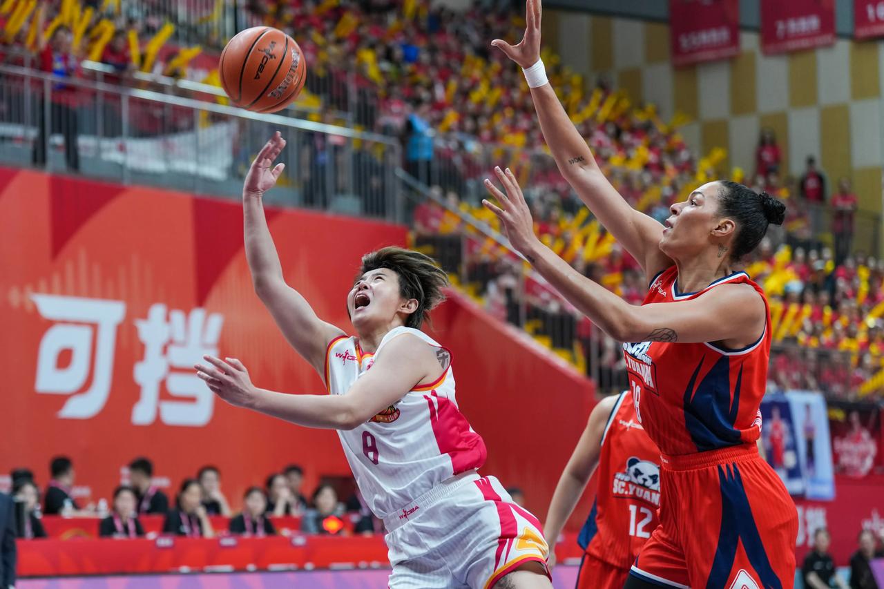 中国女篮超级联赛决赛第四场今晚再燃战火，由手握赛点势在必得的四川蜀道远达女篮主场