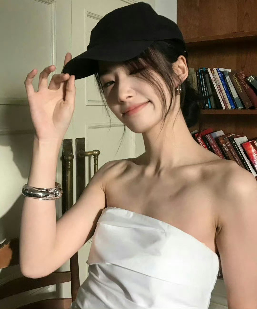 卢昱晓瘦成竹竿了！生图单薄惹全网心疼，为角色减重引巨大争议