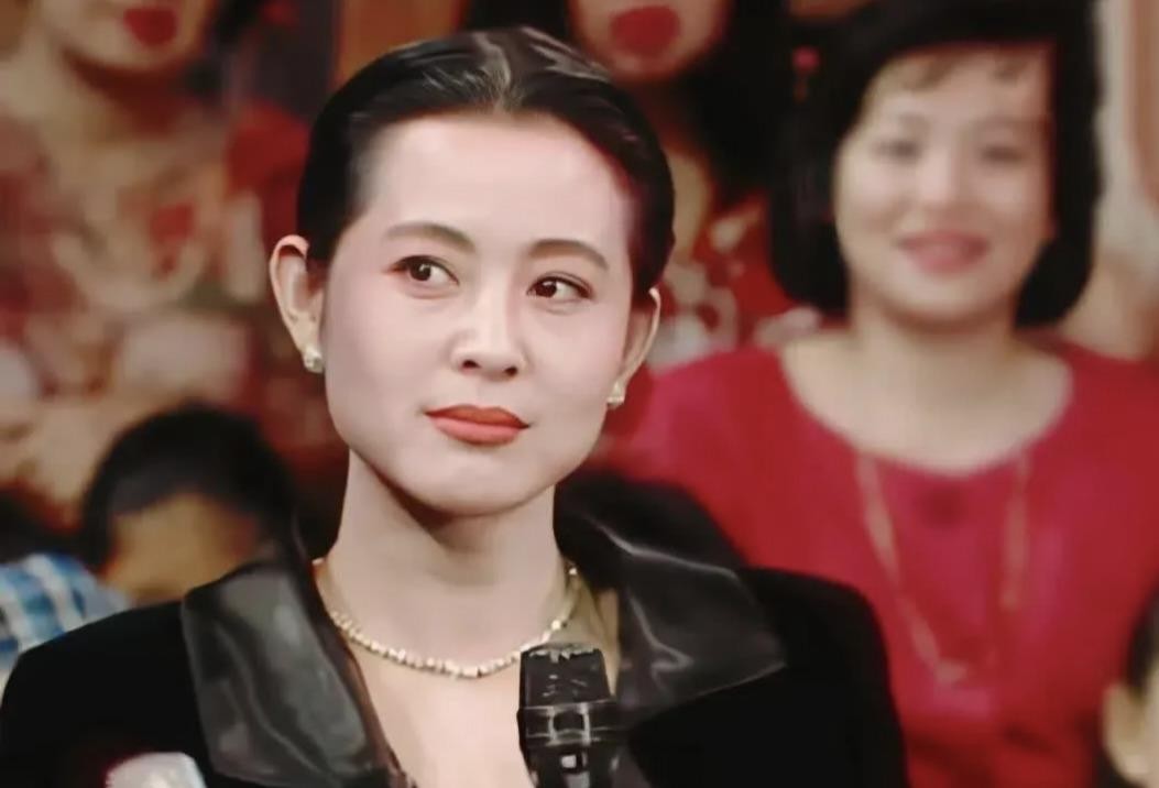 陈凯歌的历任伴侣洪晃、倪萍、陈红，被网友放一起对比时，最抓人的不是她们的名气，而是那股说不清的相似感