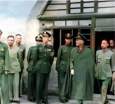 这是1947年8月7日蒋中正从延安的窑洞中走出来。蒋中正期盼这一天已经十几年了。