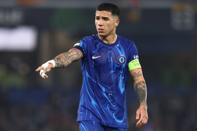 先抛开切尔西高层管理问题，切尔西不缺钱，现在谁要得到恩佐不拿出1.3-1.5亿切