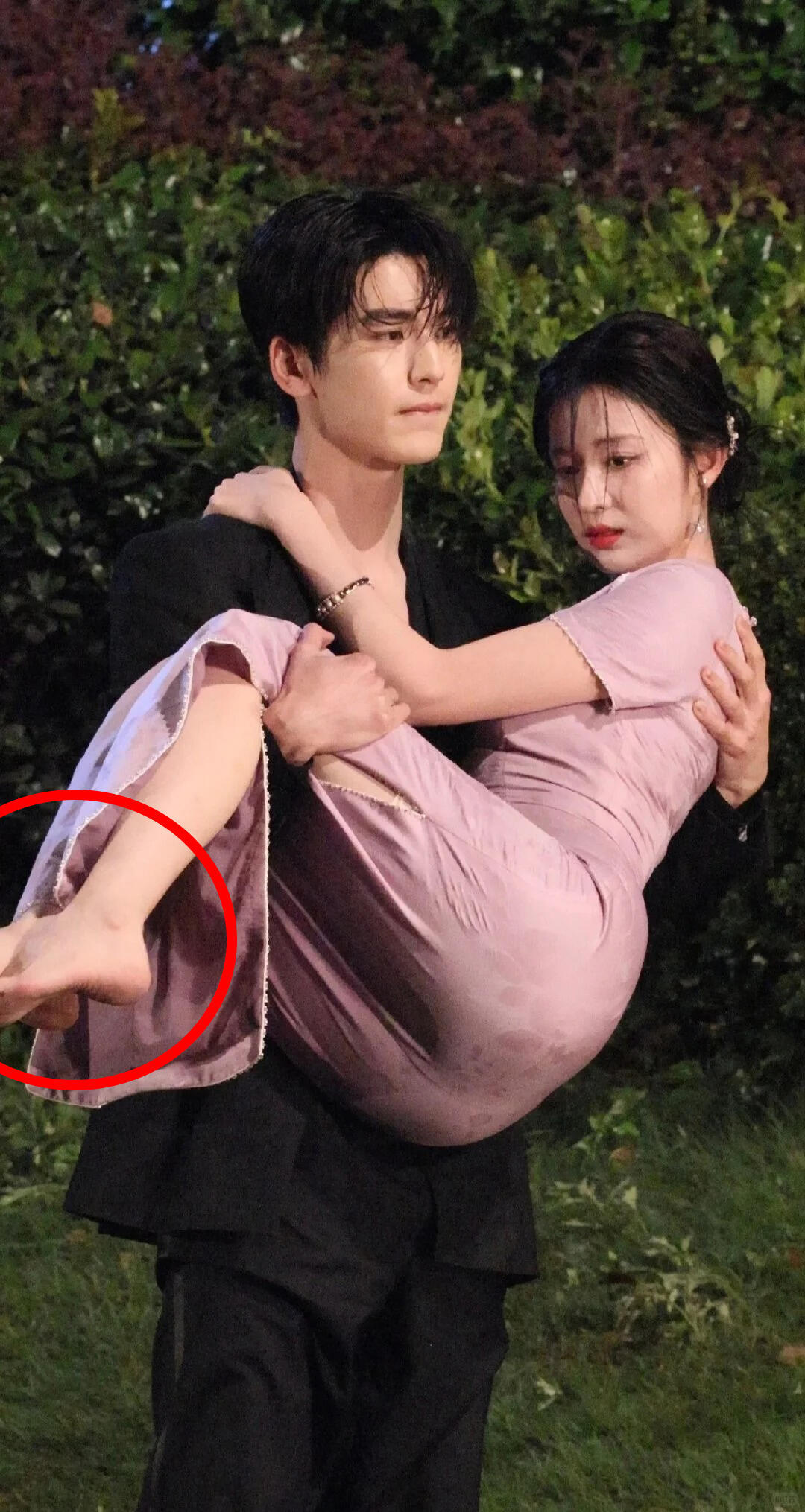 这眼神。。实在不像是演的王姐也太美了吧，真的是从头白到脚了，俩人也太搭了，船真的