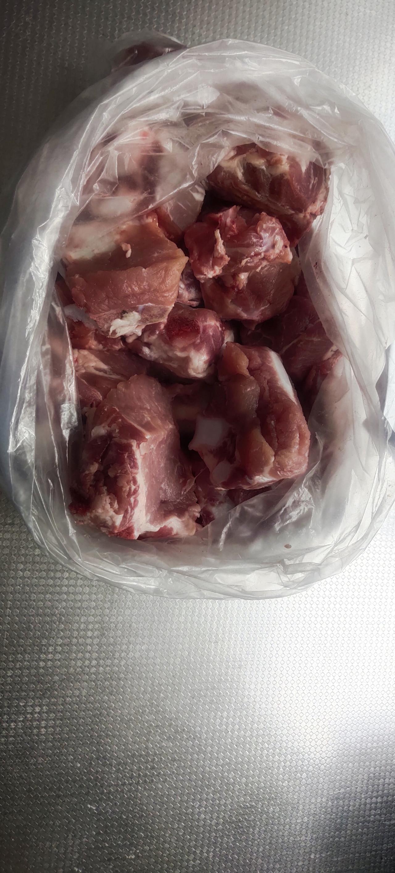超市里，双汇的排骨10.9元/斤，前后腿精瘦肉5.9元/斤。这样的价格，大型养猪