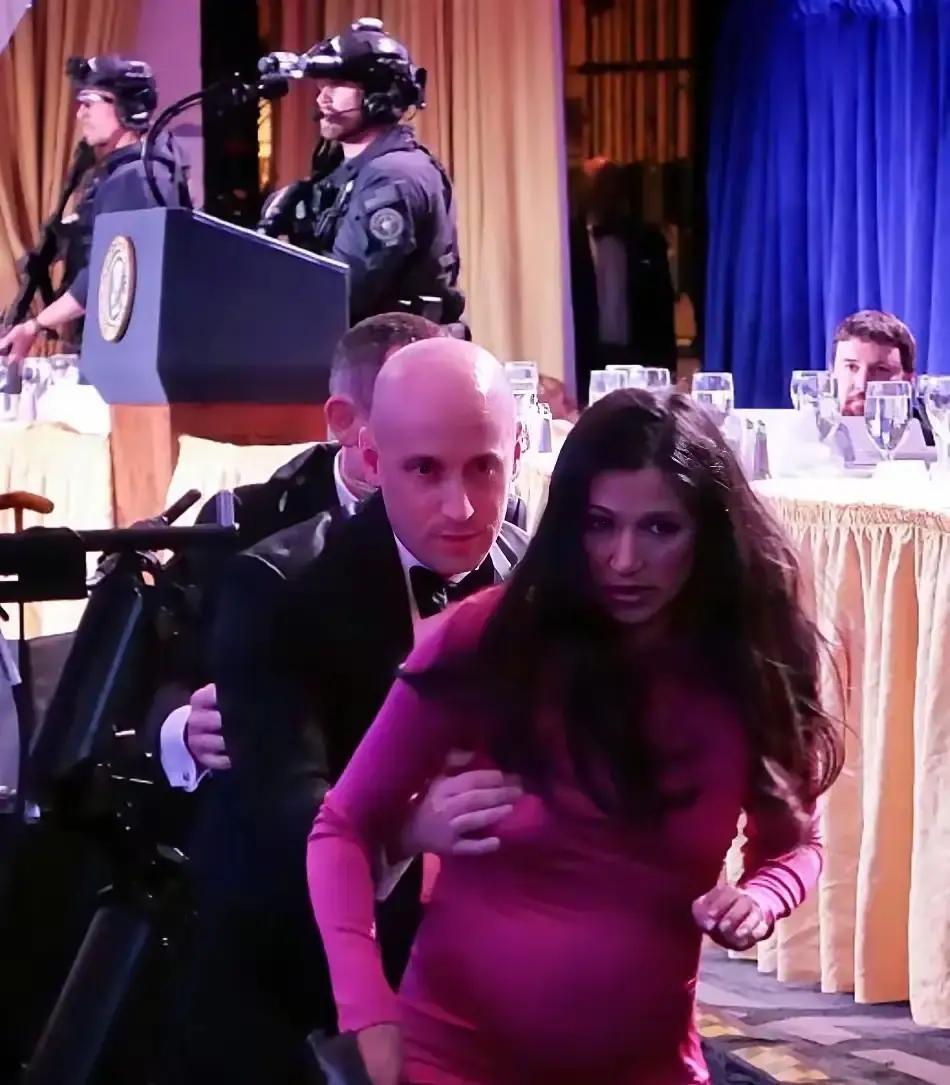 美国队长滤镜碎一地。4月25号白宫记者晚宴，希尔顿门口突然枪响。两千五百多记