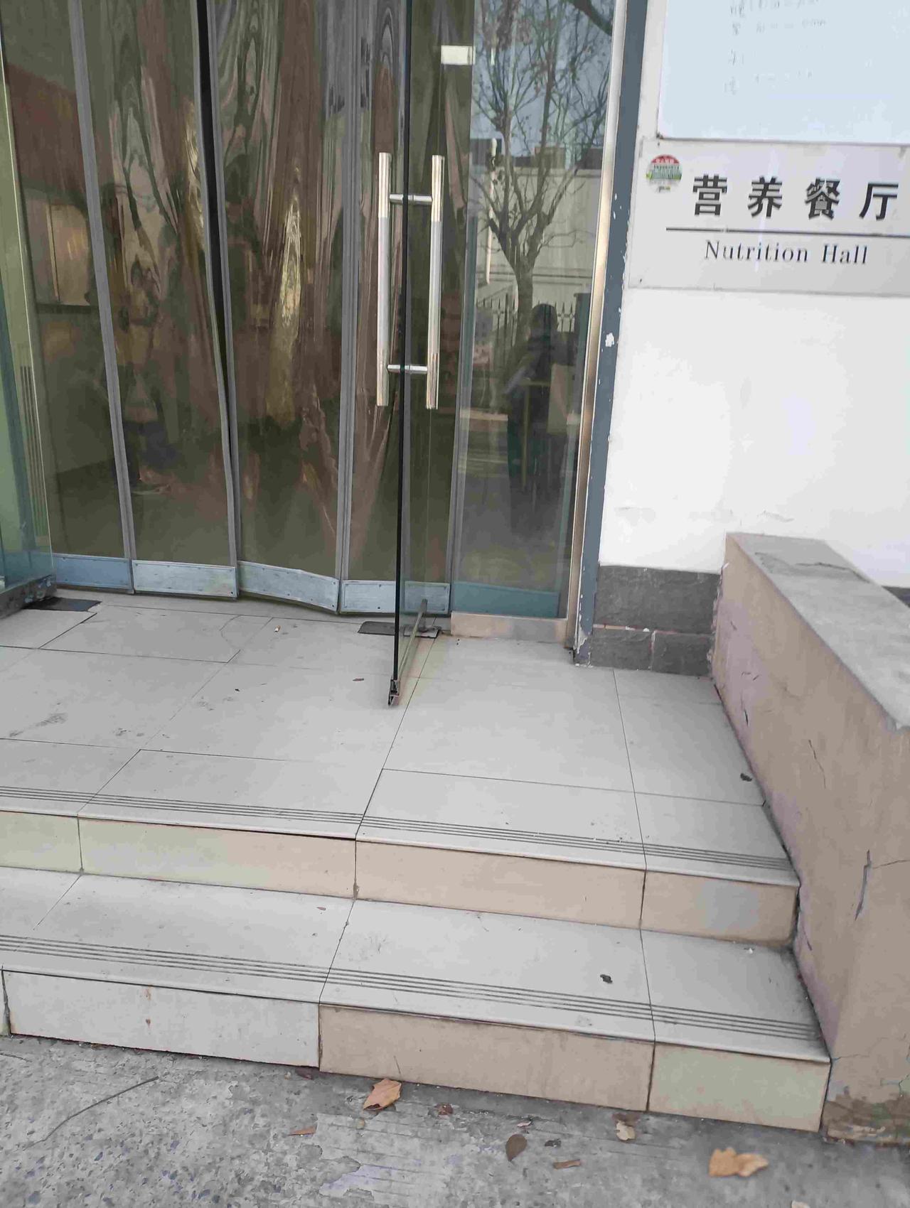 老公住进医院十天了，就这十天里，邻床换了三轮人了。老公住院第十天，邻床换了三