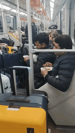 上海地铁上能吃东西吗？？？国人不能，阿三能，还是一车厢的阿三！这群阿三大摇大