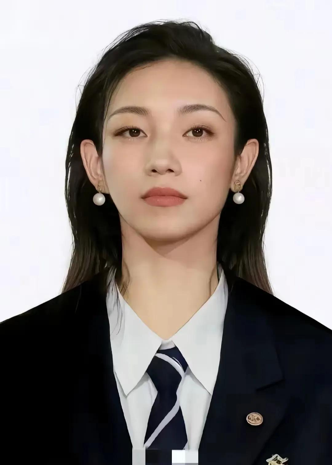那尔那茜已经开始慌了，原因很简单，中国妇女报已经点名了，吴京的