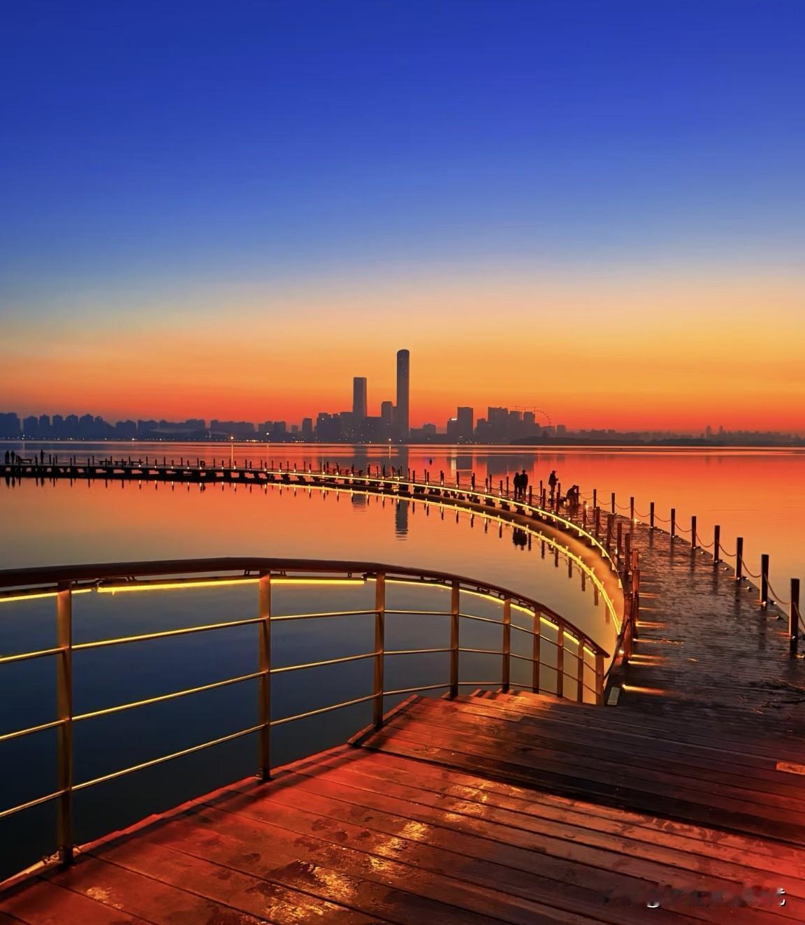 晚年最聪明的活法，就这10个“容”！容人容事，福气自容一、容人短。谁没