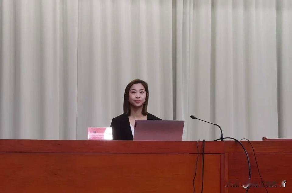 有球友透露天津排管中心副主任王茜出任天津女排领队。其实王茜性格直爽、做事利落，球