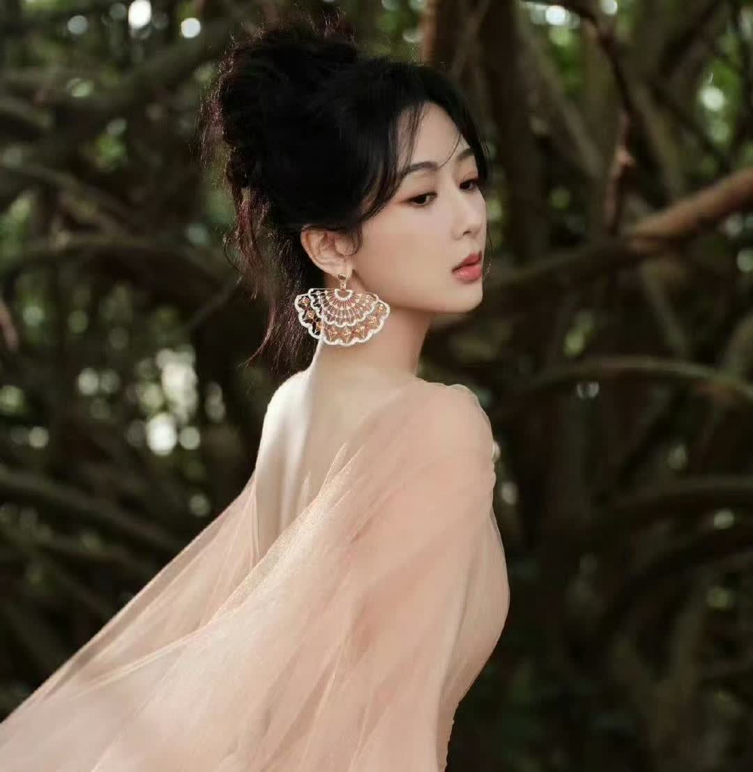 最近很多想利用某个事想踩杨紫的，杨紫是一个努力上进优秀的演员，同事肯定也很多，很