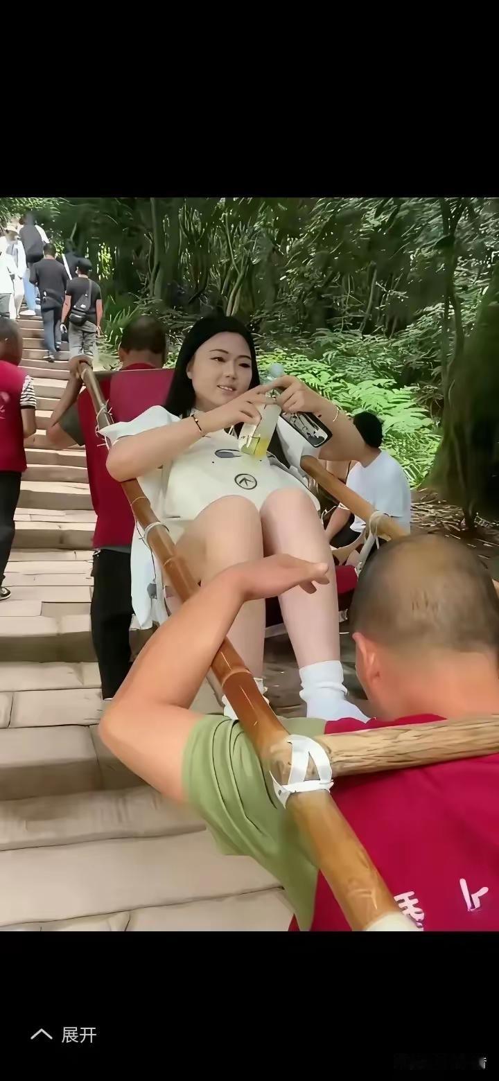 悠哉游哉观风景游了峨眉登青城坐上滑杆真安逸犹如三丰在飞升张三丰飞升地就