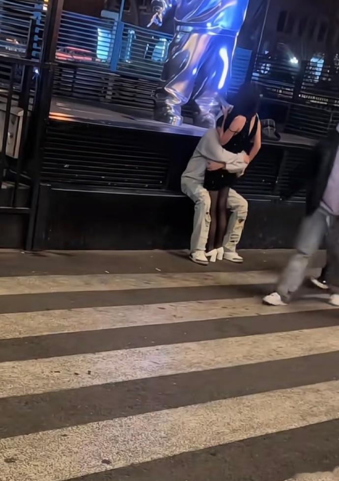定要在大街上吗，忍一下不行吗？[笑着哭]​​​
