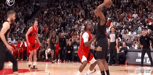 今天这场球，直接看懵。谢德暴力推哈登，明明犯规却判哈登回场；哈登行进...