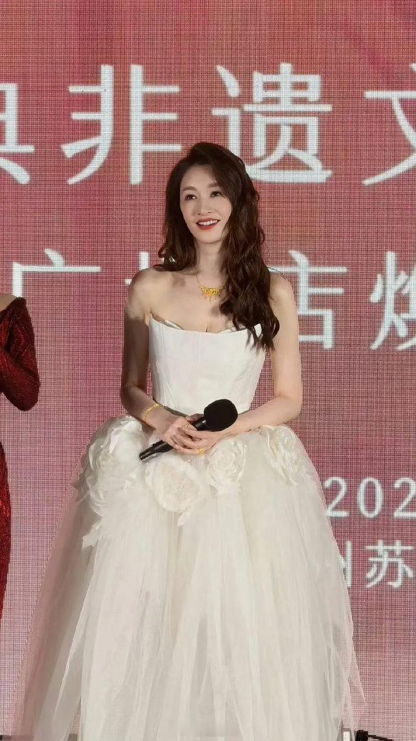 基因逆天，靠打针的到了这个岁数只会变馒，她一点馒的痕迹都没有，那就是基因的事了