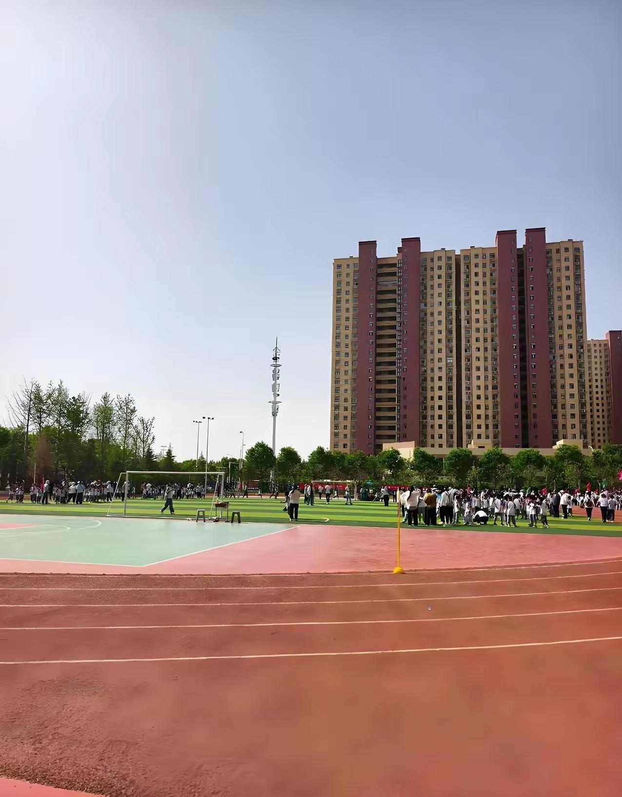 姐姐供弟弟读完博士，前后花了38万。弟弟毕业第一年年薪60万，买了车，第二年买了
