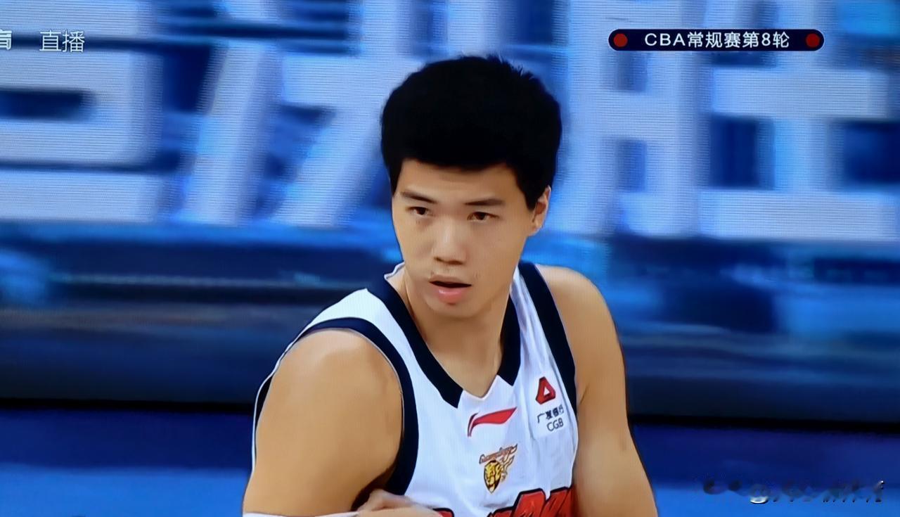 广东东阳光大胜天津先行者，暴露了以下几点[大笑][大笑][大笑]1、胡明轩状态