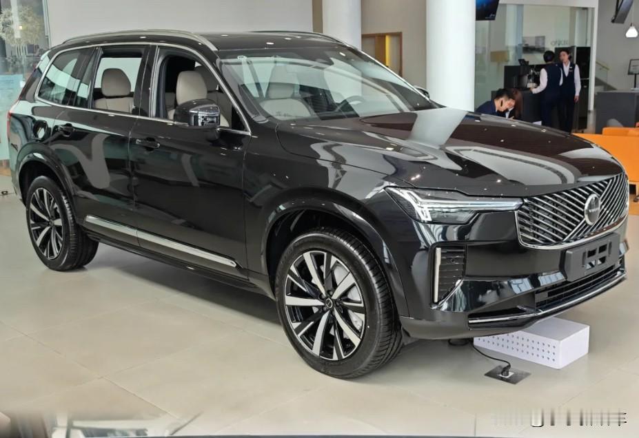 别再纠结要面子还是要里子了！全新XC90甩出王炸：撑得起排场，护得住家人。