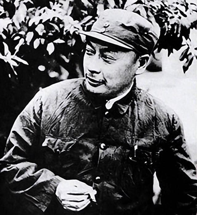 1936年冬，陈毅被敌人围困在梅山上，躲在一个岩洞里20多天。就在生死关头，当地