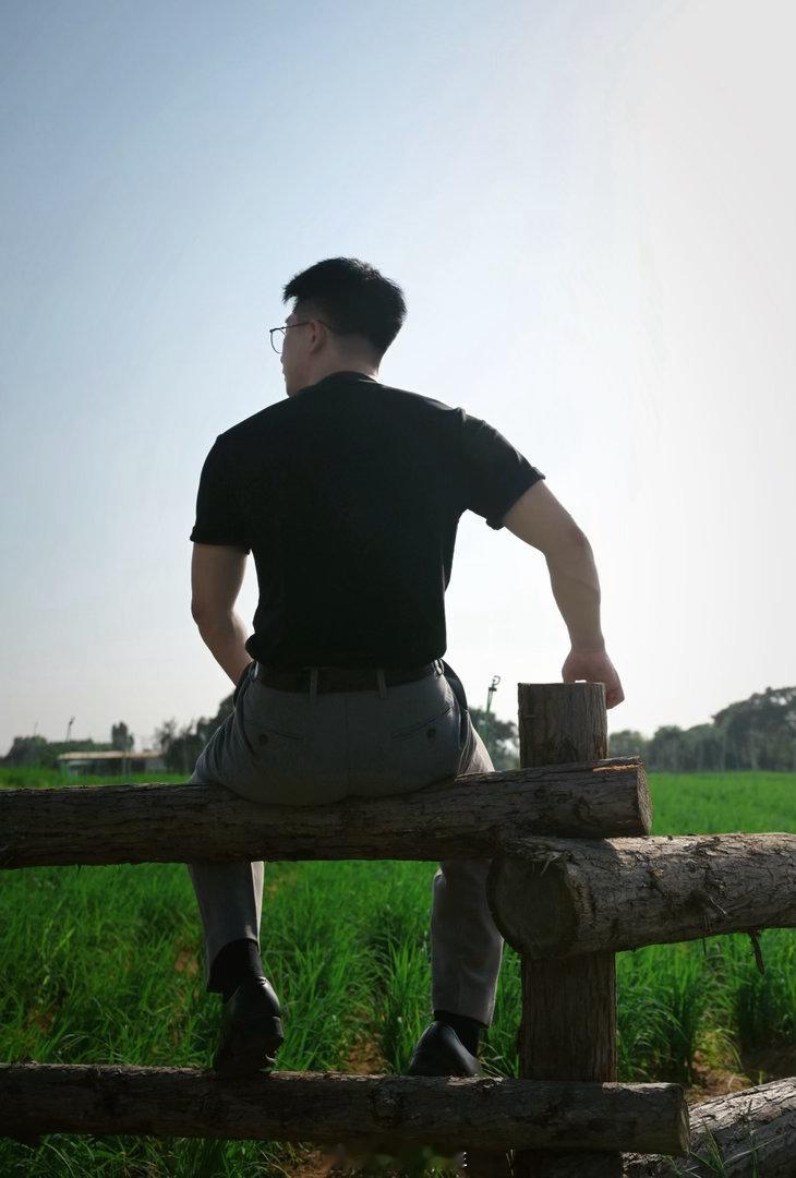 喜欢图八，九。摄影师像影子一样躲在作品后面，把平凡的我拍的闪闪发光。