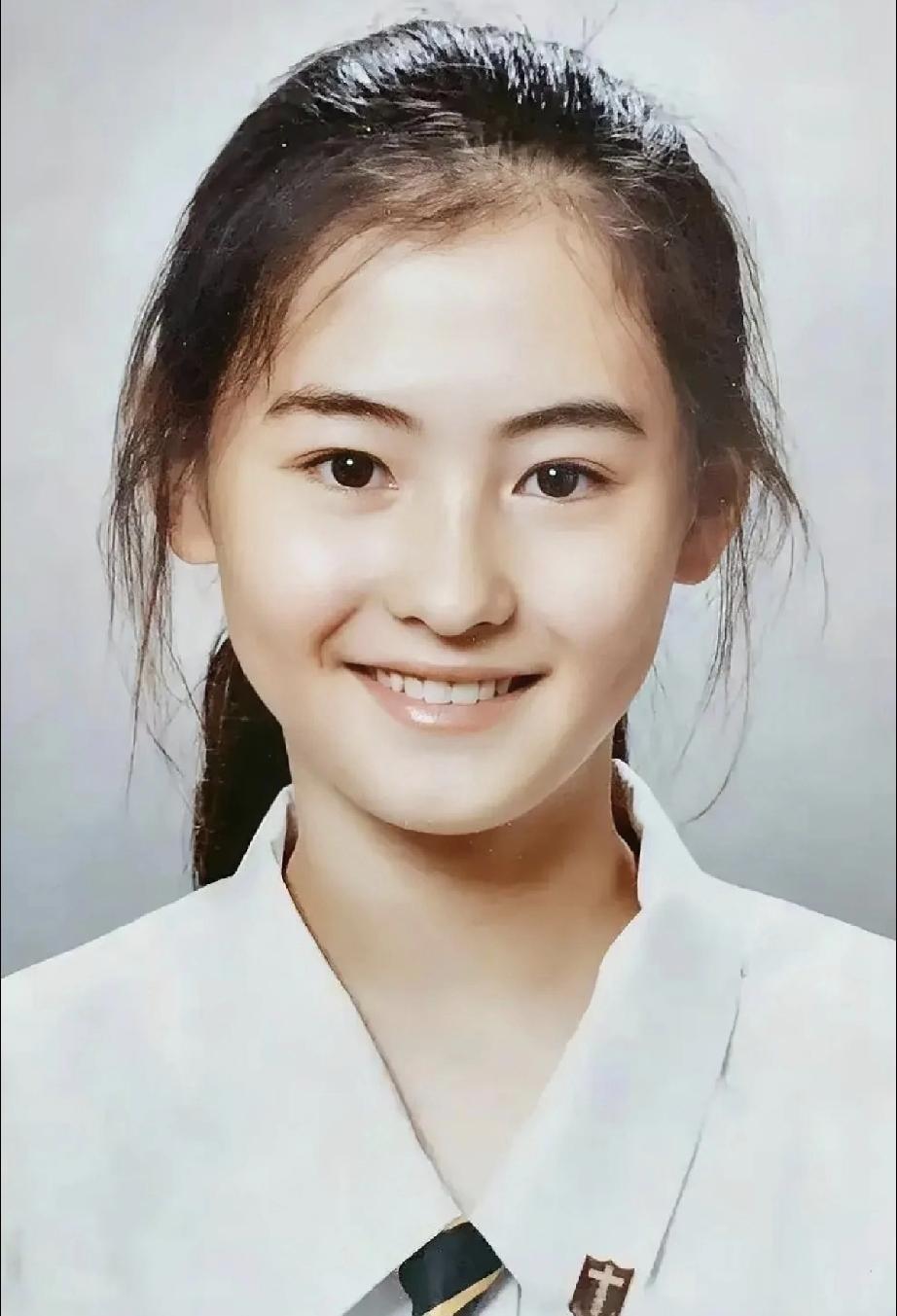张柏芝中了基因彩票的大奖，从小就是个美人胚子。他的父亲是路人长相，母亲虽然是中
