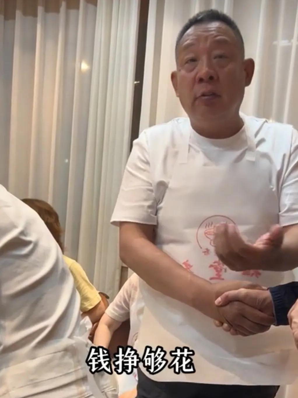 于东来这句话杀伤力真不小随口一句幸福标准，直接让一堆人沉默了他说：有100平