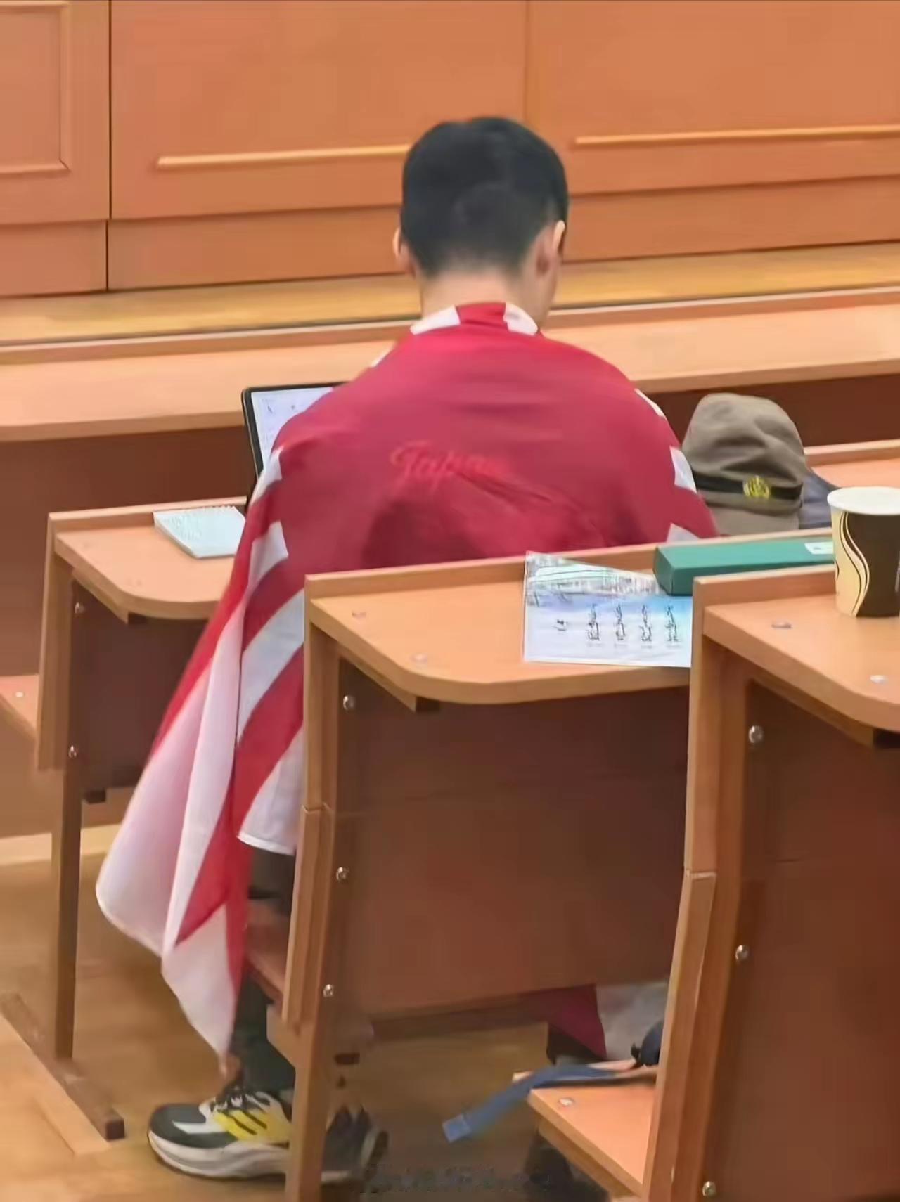 现在全网最糟心的男留学生，大概就是那位刚发完道歉声明的人了吧。不是因为他说错