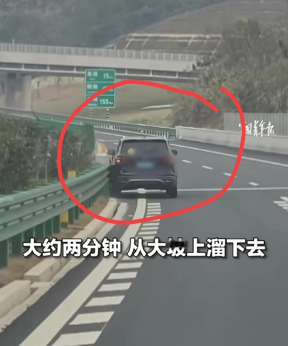 吓出一身冷汗！呼北高速广西段，黑色SUV发生事故后，司机下车处理竟忘记拉手刹！长