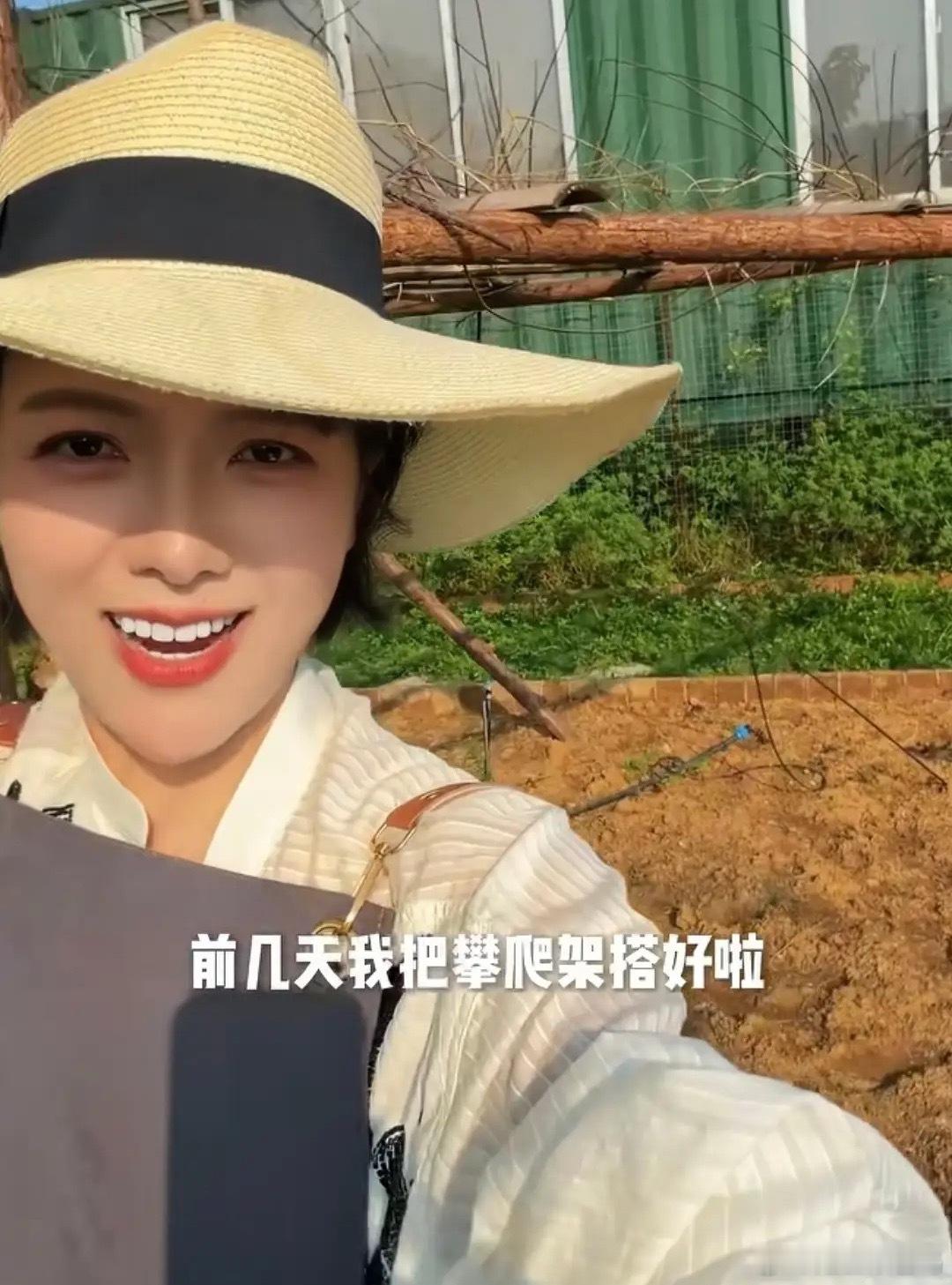 杨乐乐模仿苗苗，自己下地种有机蔬菜，她给菜园取名“禅与花园”，撒了苋菜种子，种了