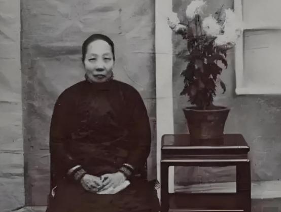 鲁迅与周作人兄弟闹掰，至今是个谜。但此八卦事件最大的谜，其实是他们的母亲鲁瑞女士