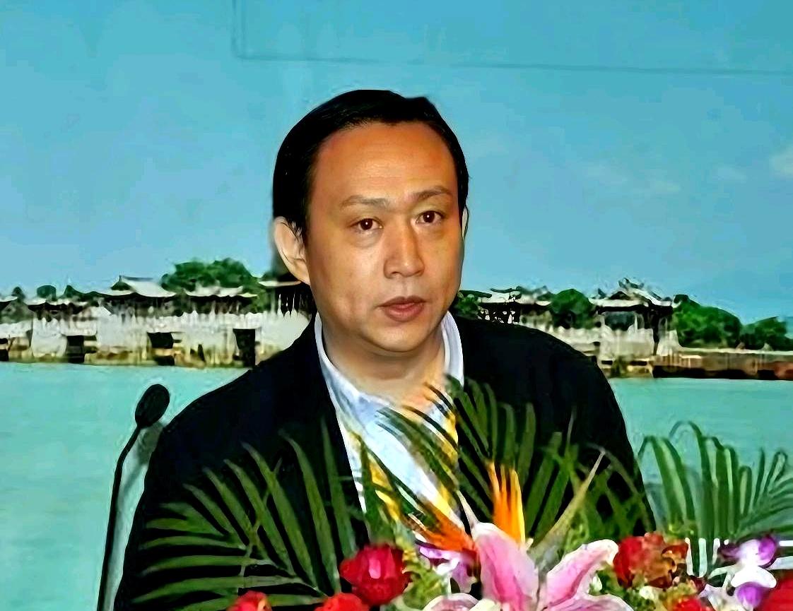 10月10日，学者卢麒元在公开问答中再次重申他的核心观点：人民币主动升值，把财富