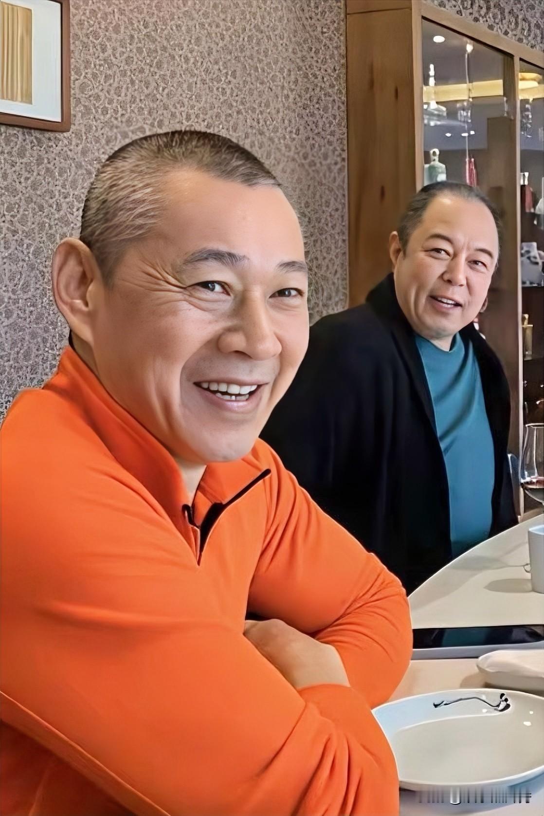 这俩人演技差不多，但是右边这位“书法”可比张丰毅强太多了！他俩是电影学院78
