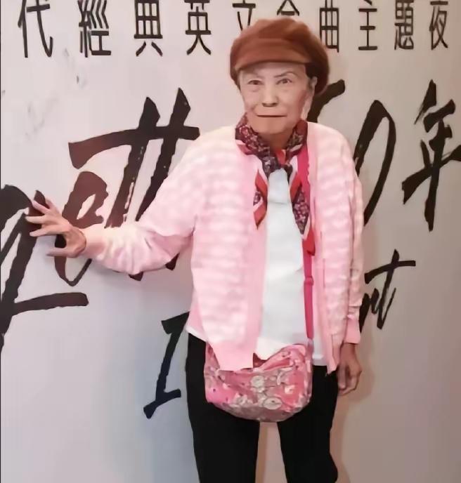 87岁高龄的香港老戏骨余慕莲，1月26日那天化了淡妆，一个人坐车去办手续，把自己