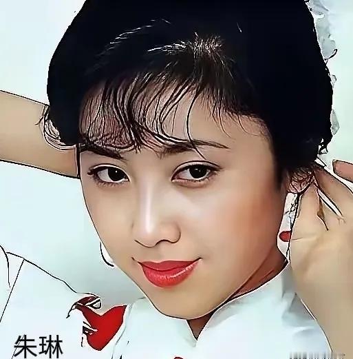 朱琳明眸温婉，自带书卷气；年轻时候的潘虹清冷沉静，眼神藏着故事；陈红明媚饱满，一