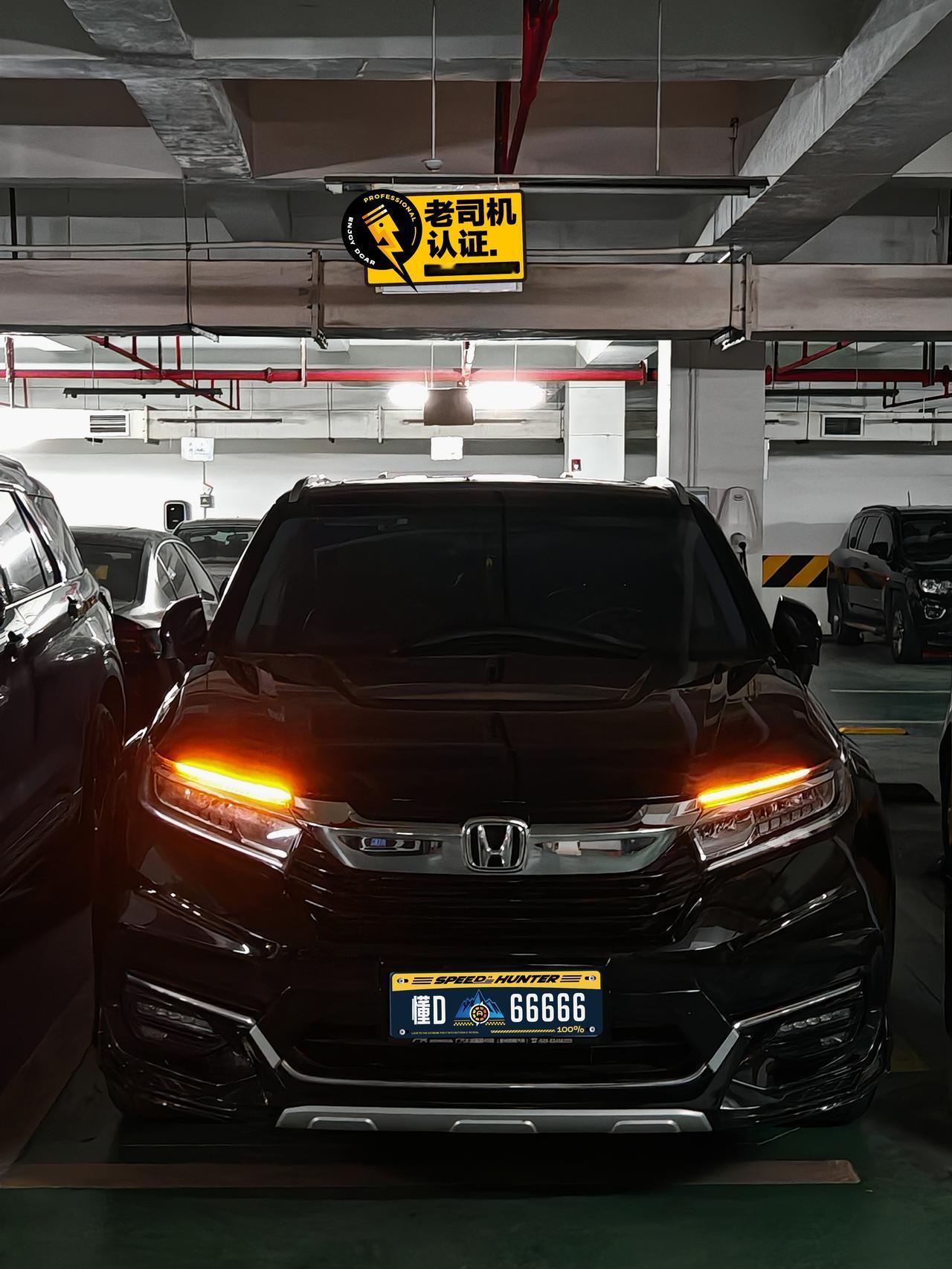 冠道黑色车漆就是好看，特别是在洗了车之后，在地下车库也黑的发亮。就是不耐脏，一下