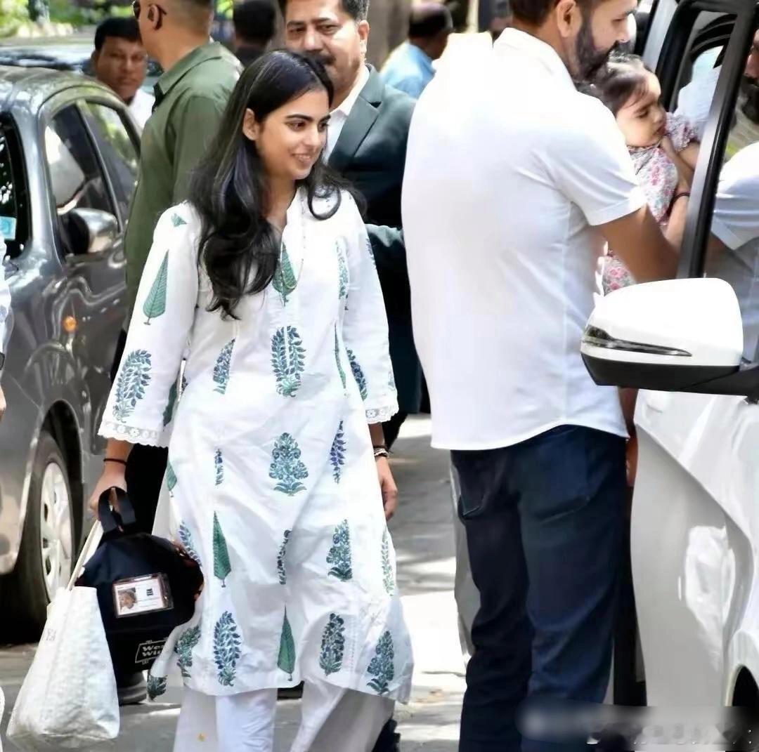 印度首富唯一的宝贝女儿，从来不化妆，就是素颜也不输女明星。和老公带女儿出行，保镖