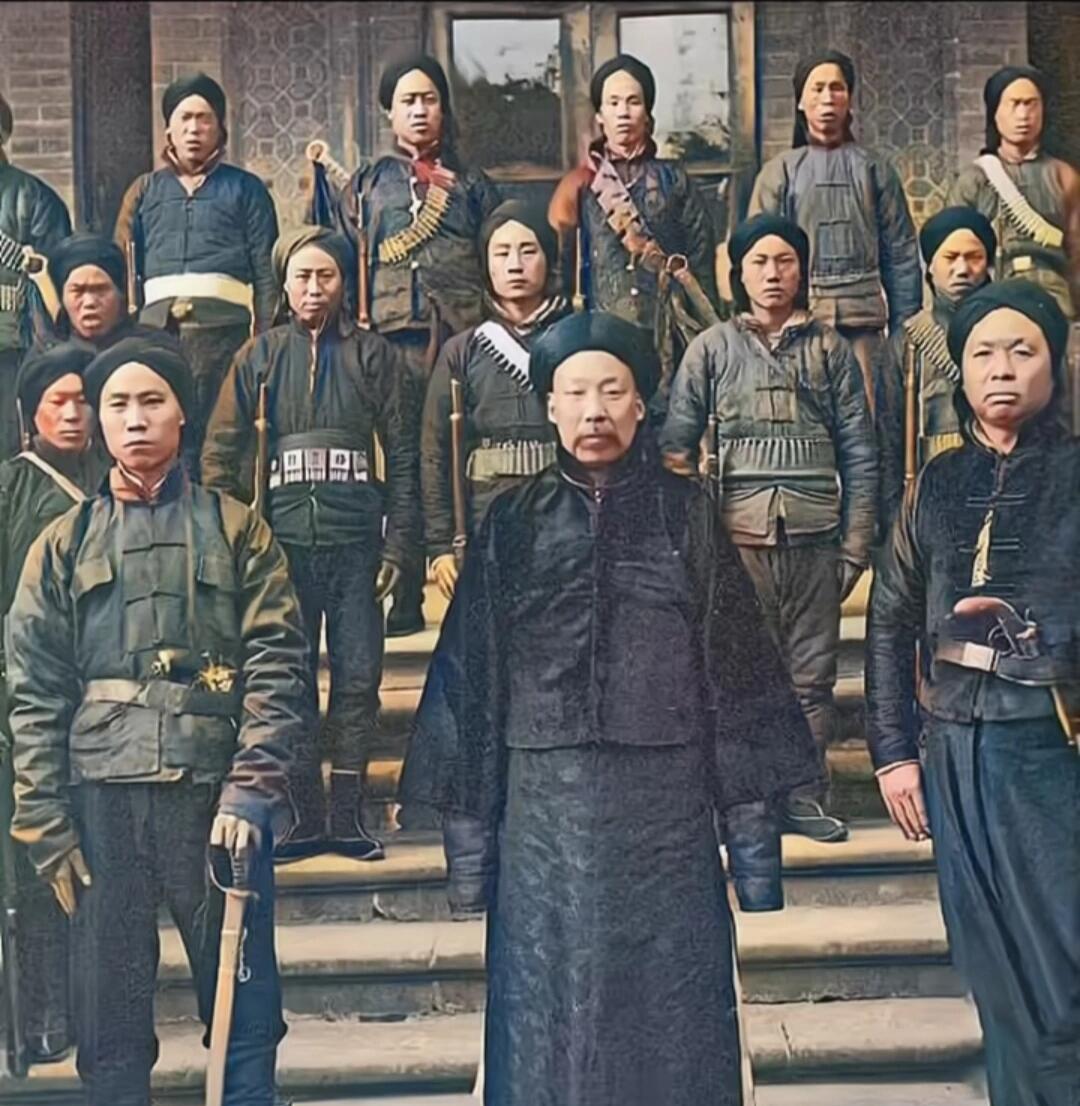 1910年清末时期，汉中正二品总兵江朝宗与下属的合影照片，照片中他站在中央，两侧