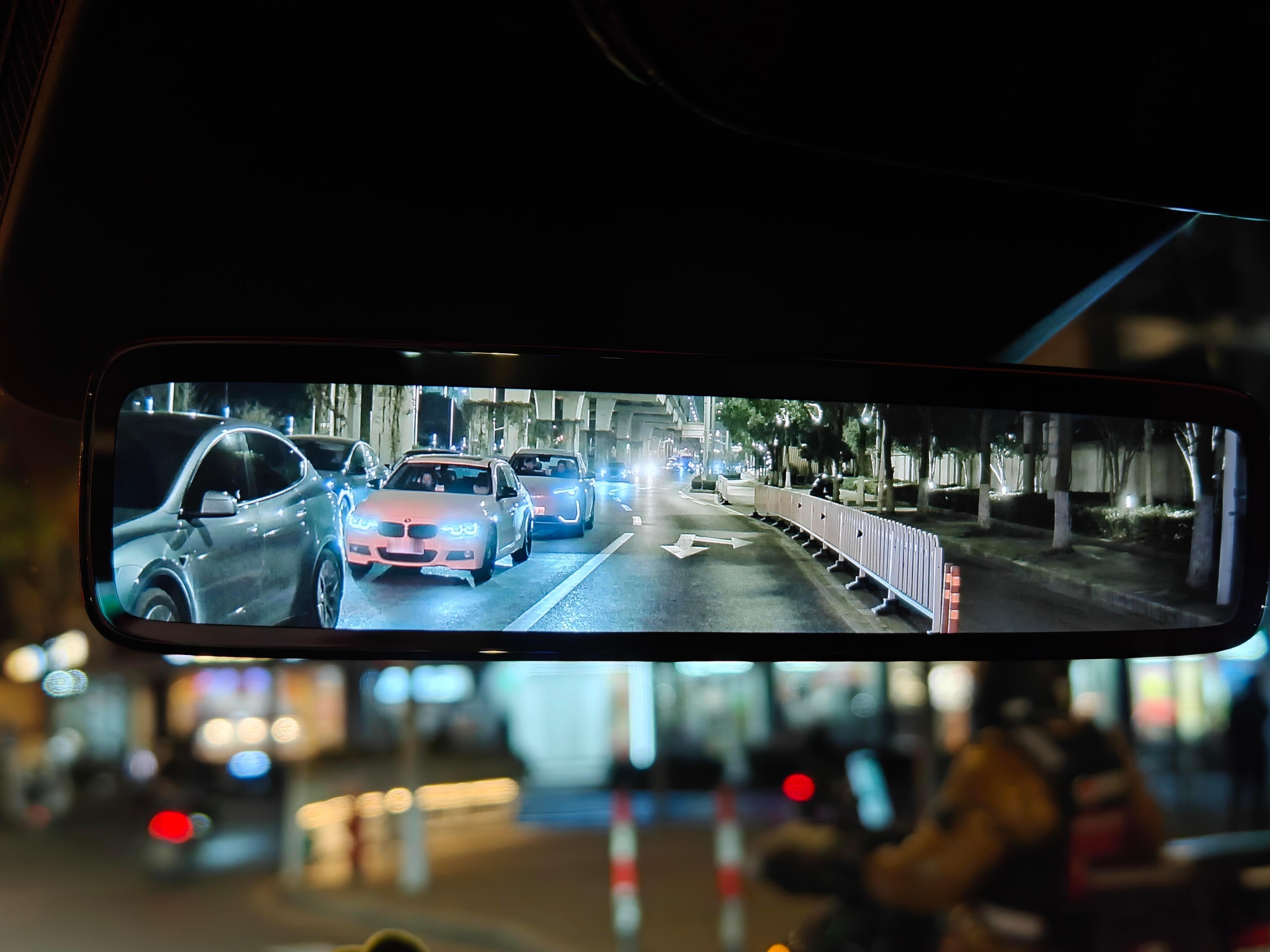 理想这个1999元的流媒体后视镜，真那么差吗？自打发布，网上就冒出不少吐槽，说什