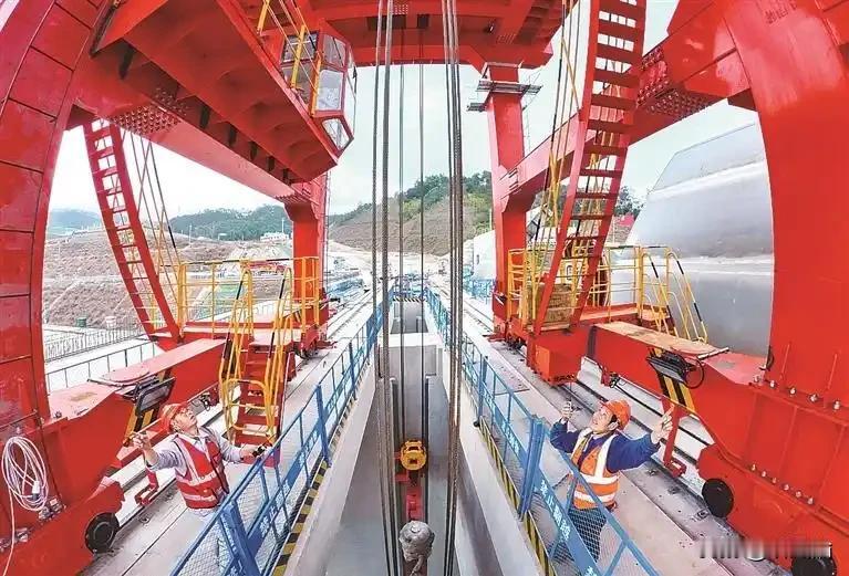 9月16日，平陆运河建成通航。它从南宁横州市西津库区平塘江口起，到钦州茅尾海止，