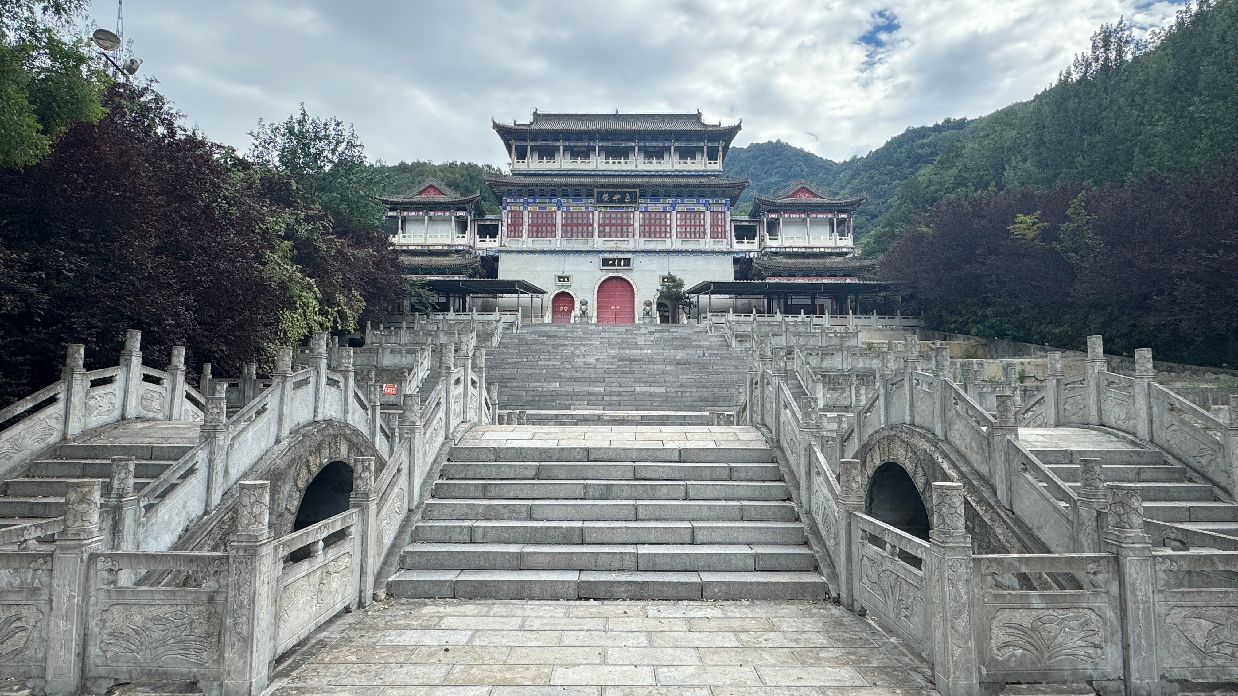 人民日报有这样一段金句：“如果你是一个普通父母，没有什么资源，没有太多文化，也不