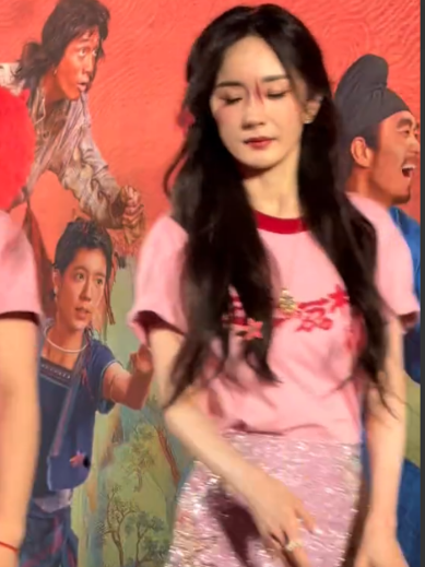 杨幂宣传现场黑脸抢C位？穿闪裙独树一帜被批心机，父亲冷脸更添尴尬！