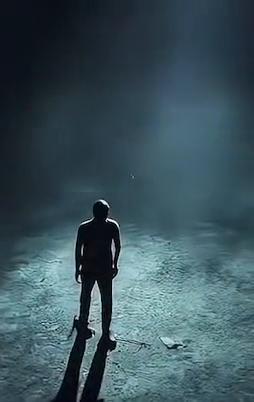 你以为蚂蚁能看见你，错了，在它们的世界里你根本不存在。科学家做过一个实验，当人类