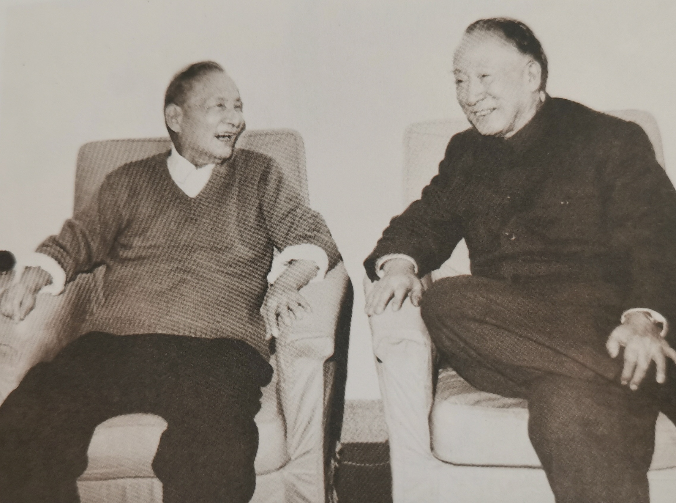 1995年4月10日中午，陈云病危，薄一波匆忙来医院看望。陈云已经不能说话了。薄
