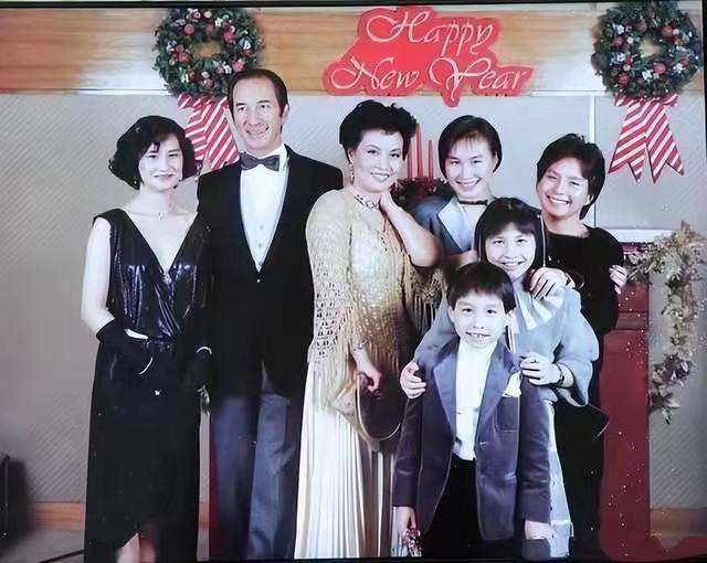 这张全家福，藏着赌王二房蓝琼缨的半生赢局。照片里，她利落短发、笑意温婉，身旁四女
