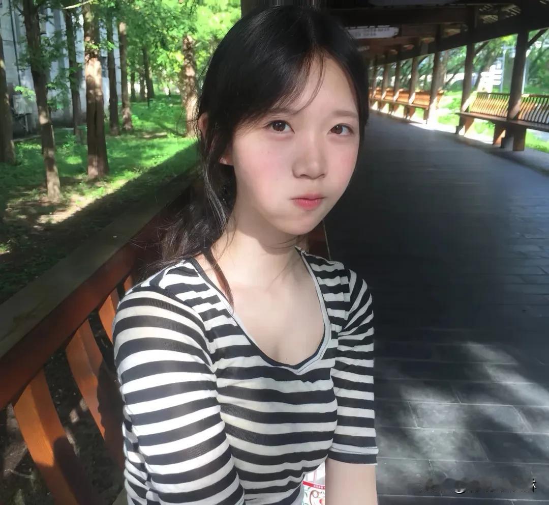 清纯甜美的你，是夏日里最清凉的风，笑容如糖，甜到心坎。每个日常都藏着