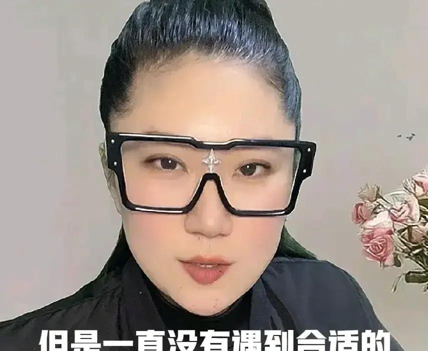 狄波拉谢贤coco又被炒成三角恋。老港媒翻出去年一段粤语直播，说coco在镜