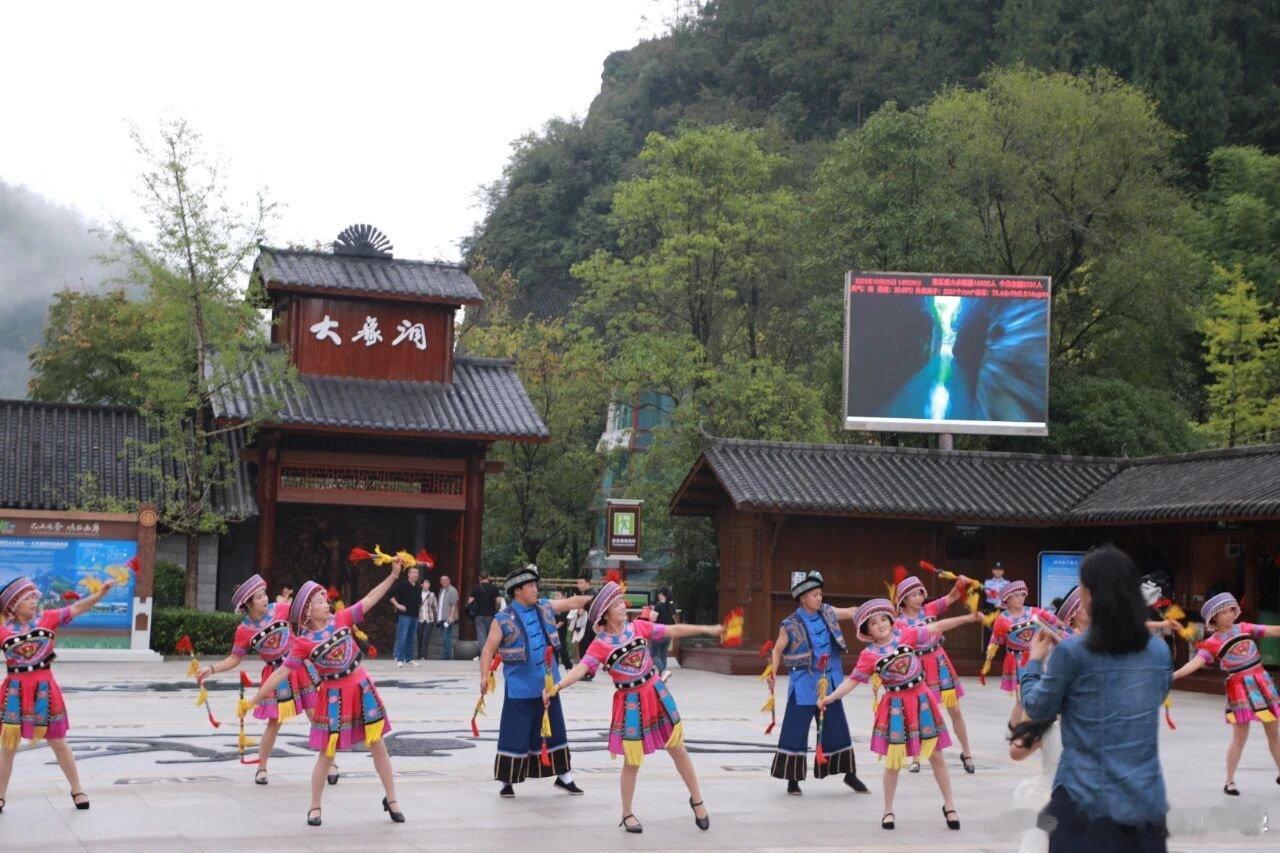 我在巴山大峡谷被暖到了国庆去巴山大峡谷被暖到了！董事长亲自下场服务，发雨衣留电