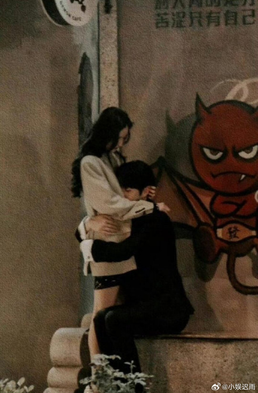 抱一下就好了头怎么也要扎进杨幂怀里